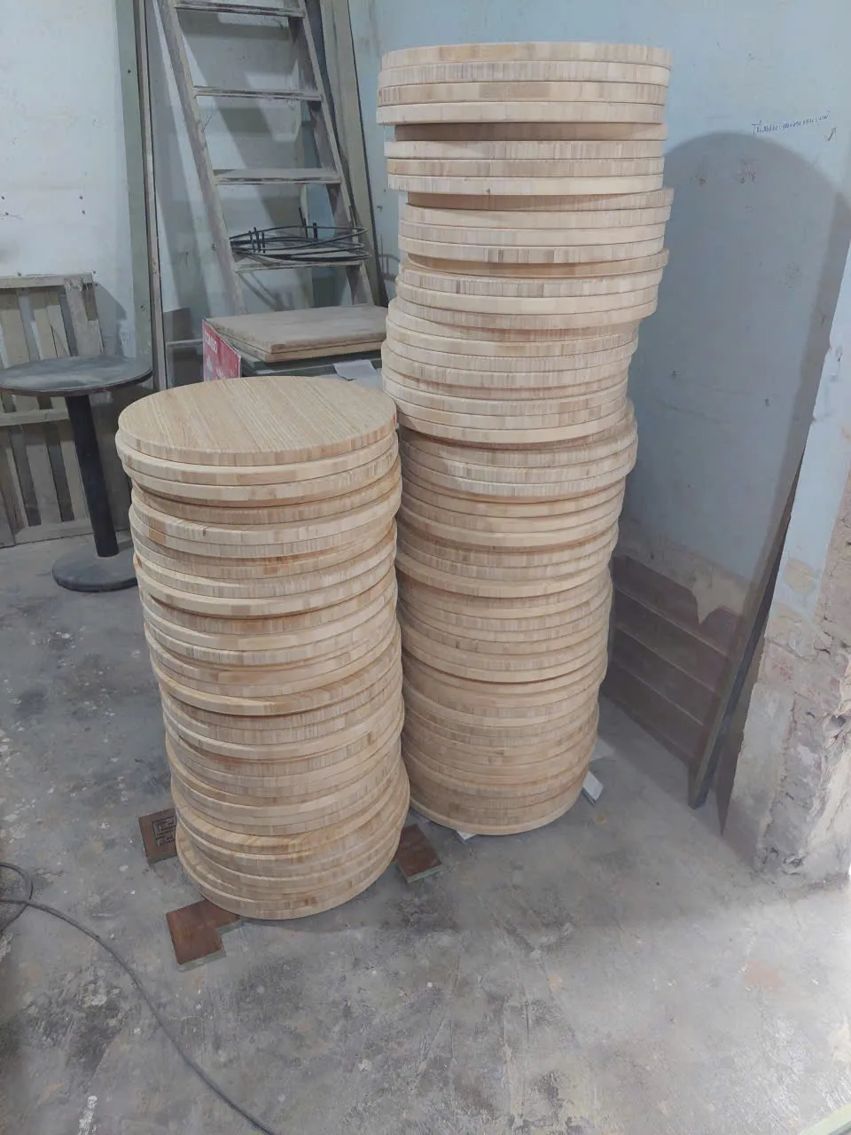 Mat ban tre D50 Mat ban tre D50