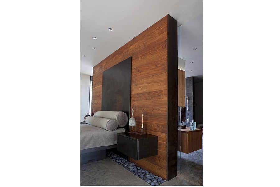 Bức tường bằng gỗ là tâm điểm hoàn hảo nhất trong không gian căn phòng ngủ này