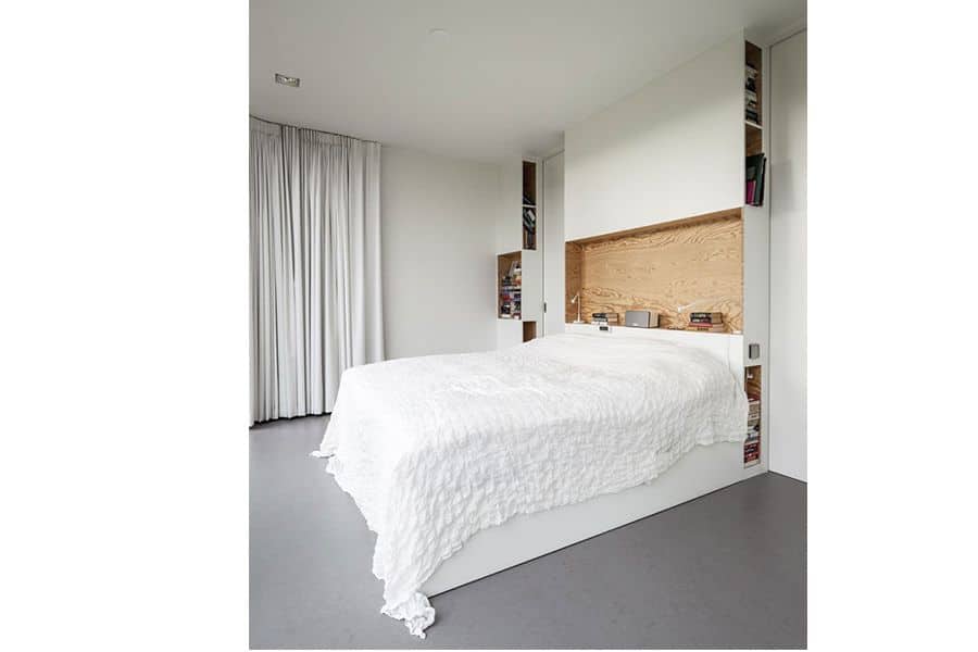 Sự tối giản của nội thất phòng ngủ này được thiết kế bởi Paul de Ruiter Architects nhưng đem lại một cái nhìn rất hấp dẫn. 