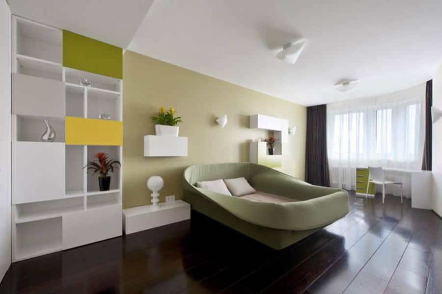 Một căn hộ ở Zelenograd - nơi có phòng ngủ tuyệt đẹp này với sàn gỗ màu tối, một bức tường màu trung tính ấm áp và các điểm nhấn màu xanh lá cây và màu vàng vui vẻ