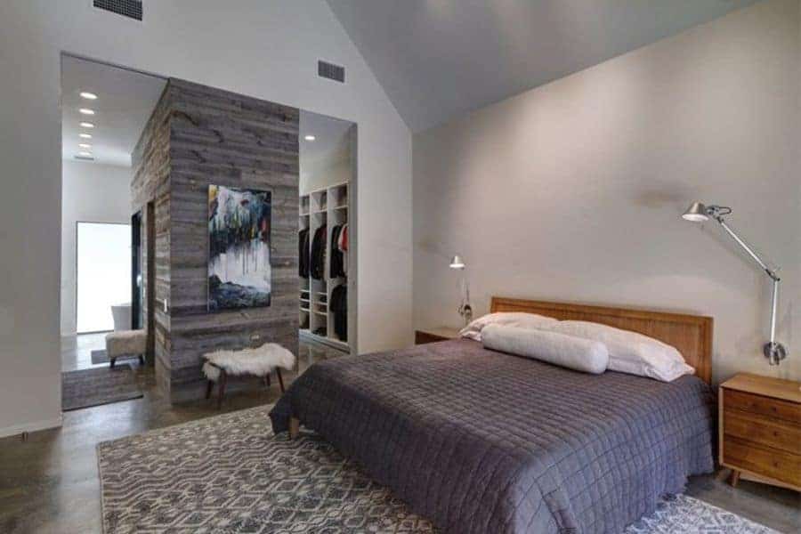 Sự bất cân xứng của màu sắc hai bức tường tạo nên một sự độc đáo và phá cách, đem lại một cái nhìn ấn tượng cho phòng ngủ này