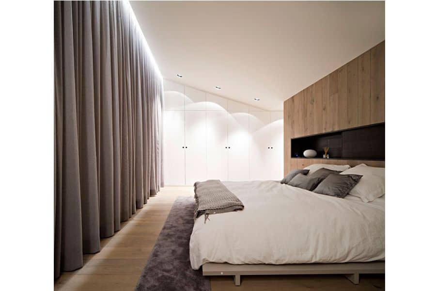  Cách bố trí ánh sáng cũng là hoàn toàn thích hợp với thiết kế nội thất của căn phòng.