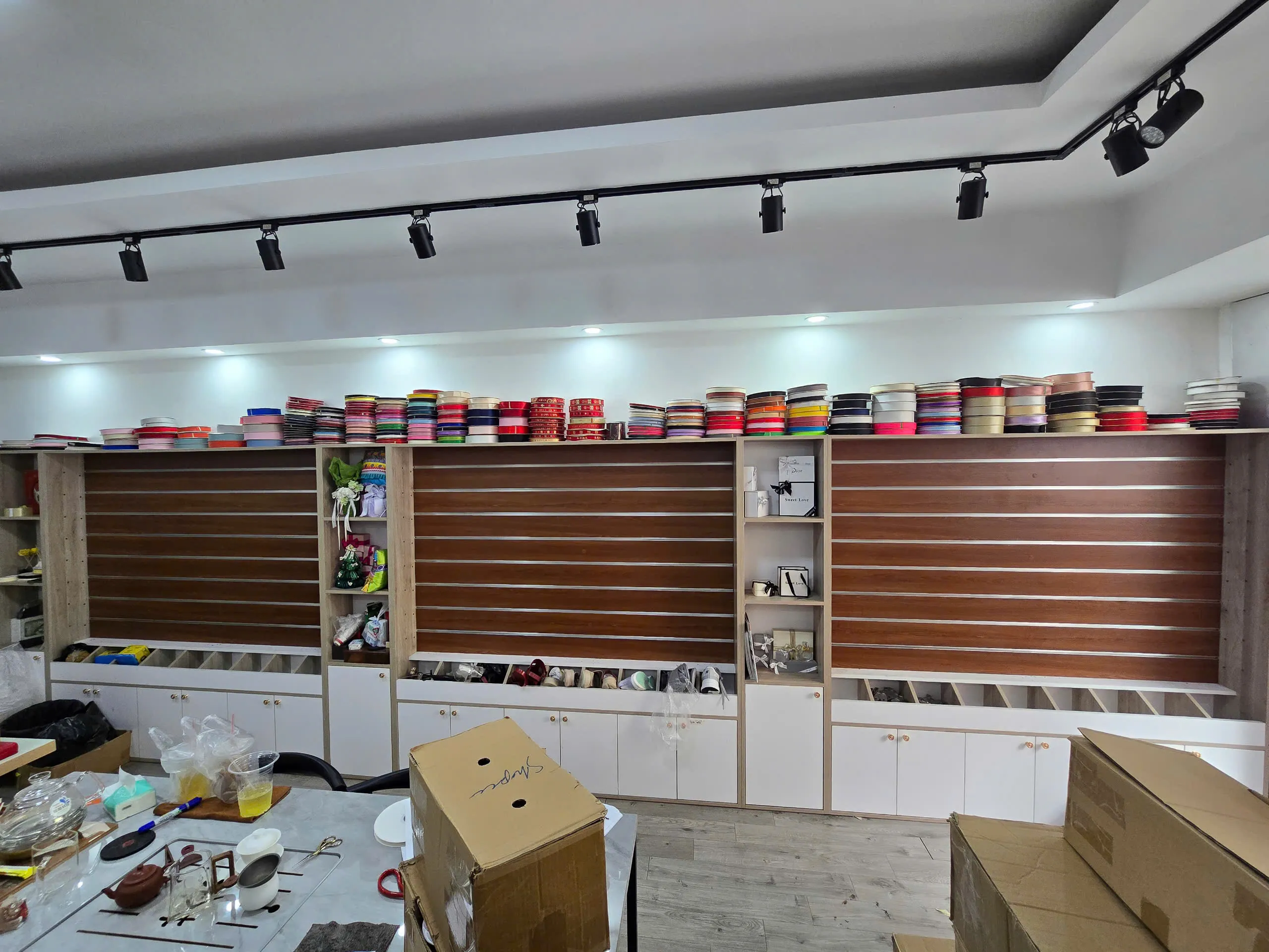 Slatwall Walnut Nhat Slatwall Walnut Nhat