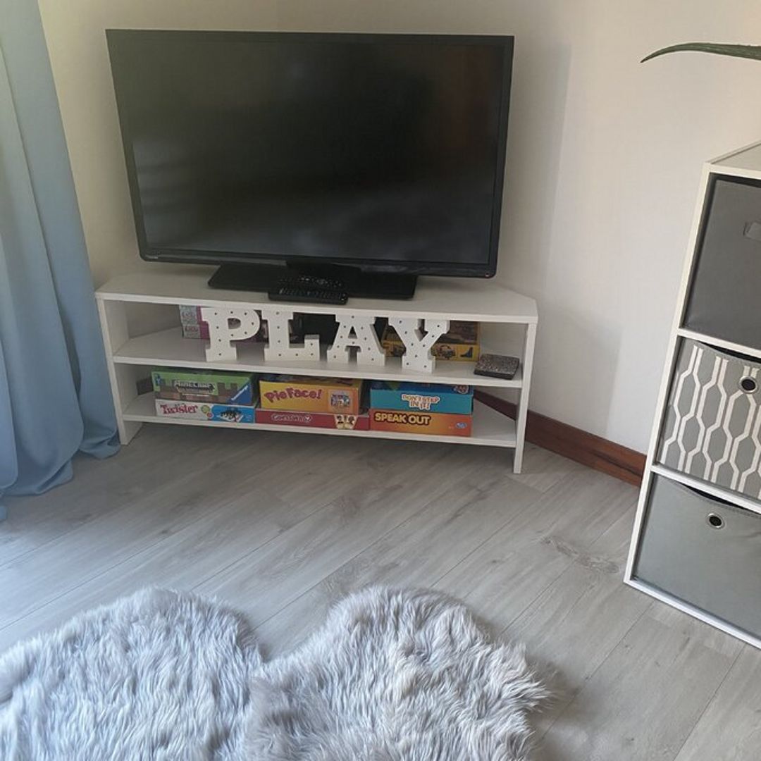 Kệ tivi góc tường gỗ hiện đại