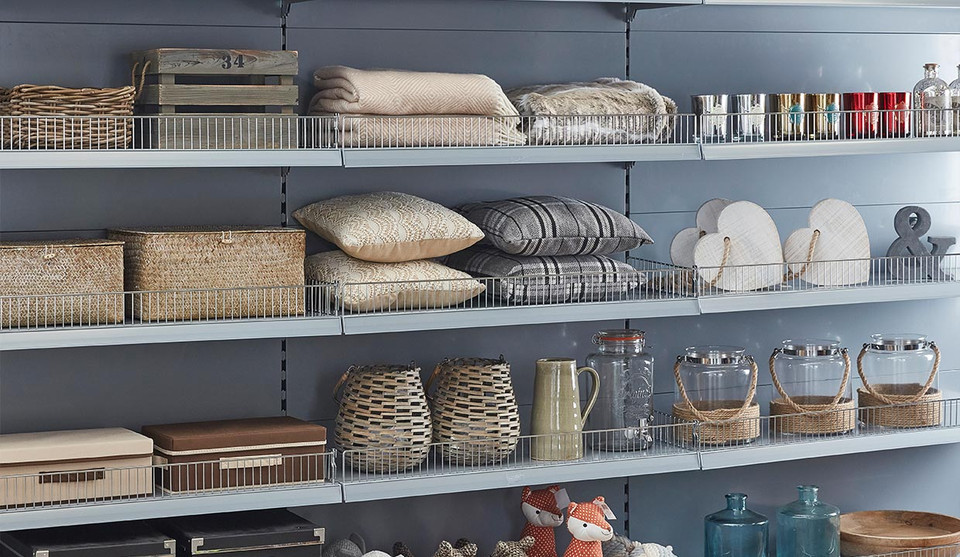 ke ban le retail shelving lua chon chuyen nghiep cho cua hang gon ep de mo rong SMLIFE 2