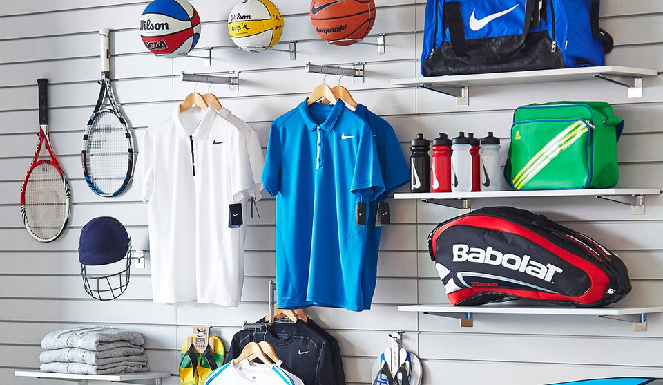 nen trung bay gi tren slatwall goi y hang hoa va phu kien giup tang ti le chuyen oi SMLIFE Image