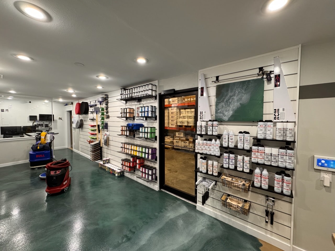 pvc vs mdf slatwall nen chon loai nao cho cua hang cua ban SMLIFE 3 Image