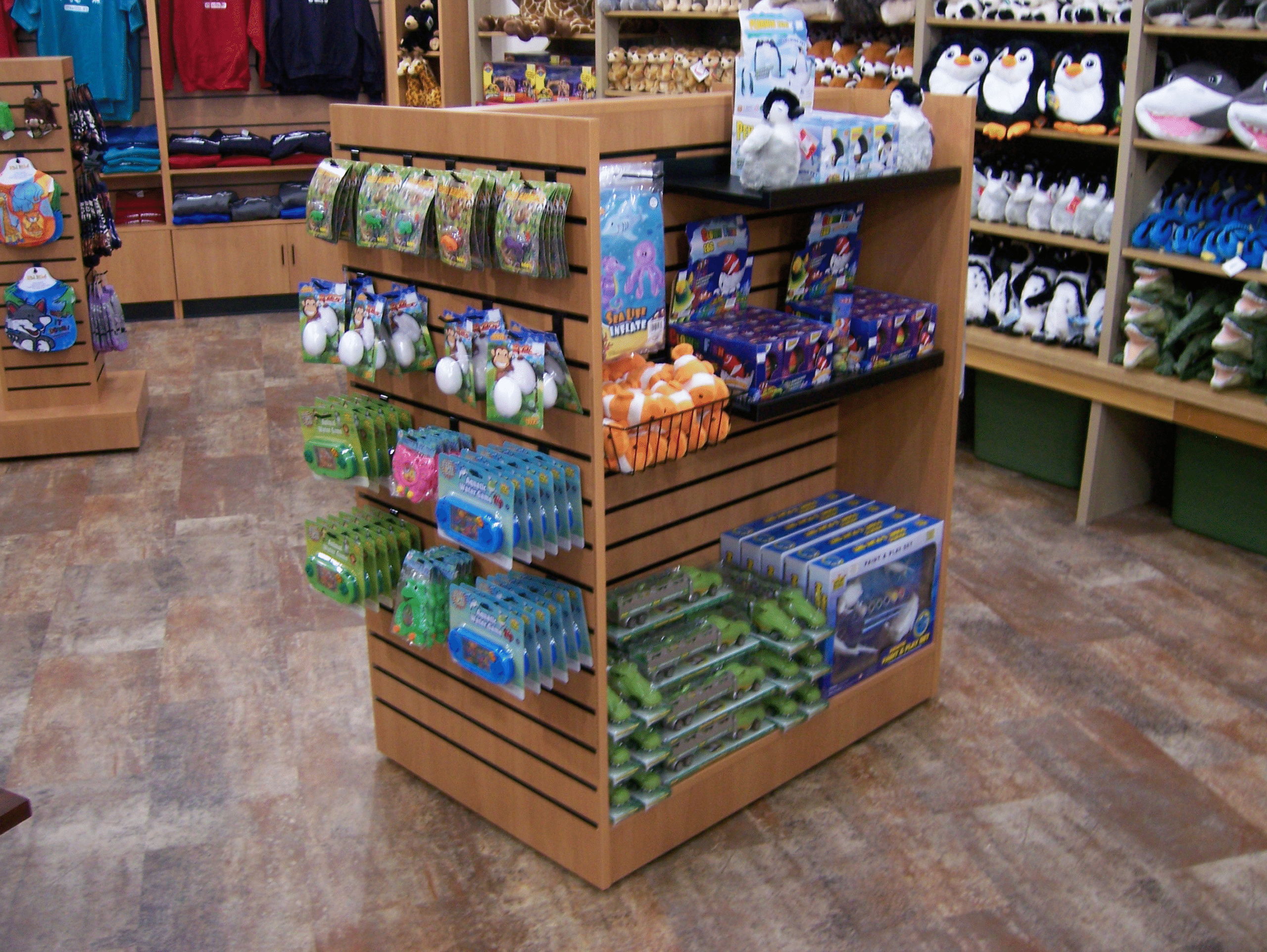 slatwall trong ban le 6 loi ich lon va cach bay nhanh cho cua hang SMLIFE 1 scaled Image