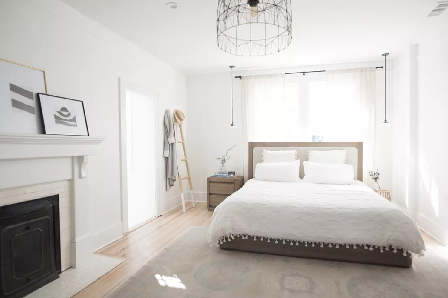 10 cach bo tri giuong truoc cua so ep mat va ngu ngon SMLIFE 6 Image