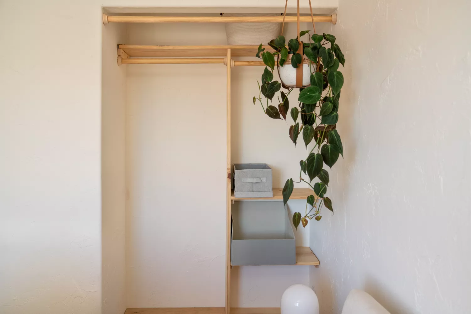 25 giai phap thay the tu quan ao cho phong ngu gon ep SMLIFE 1 Image