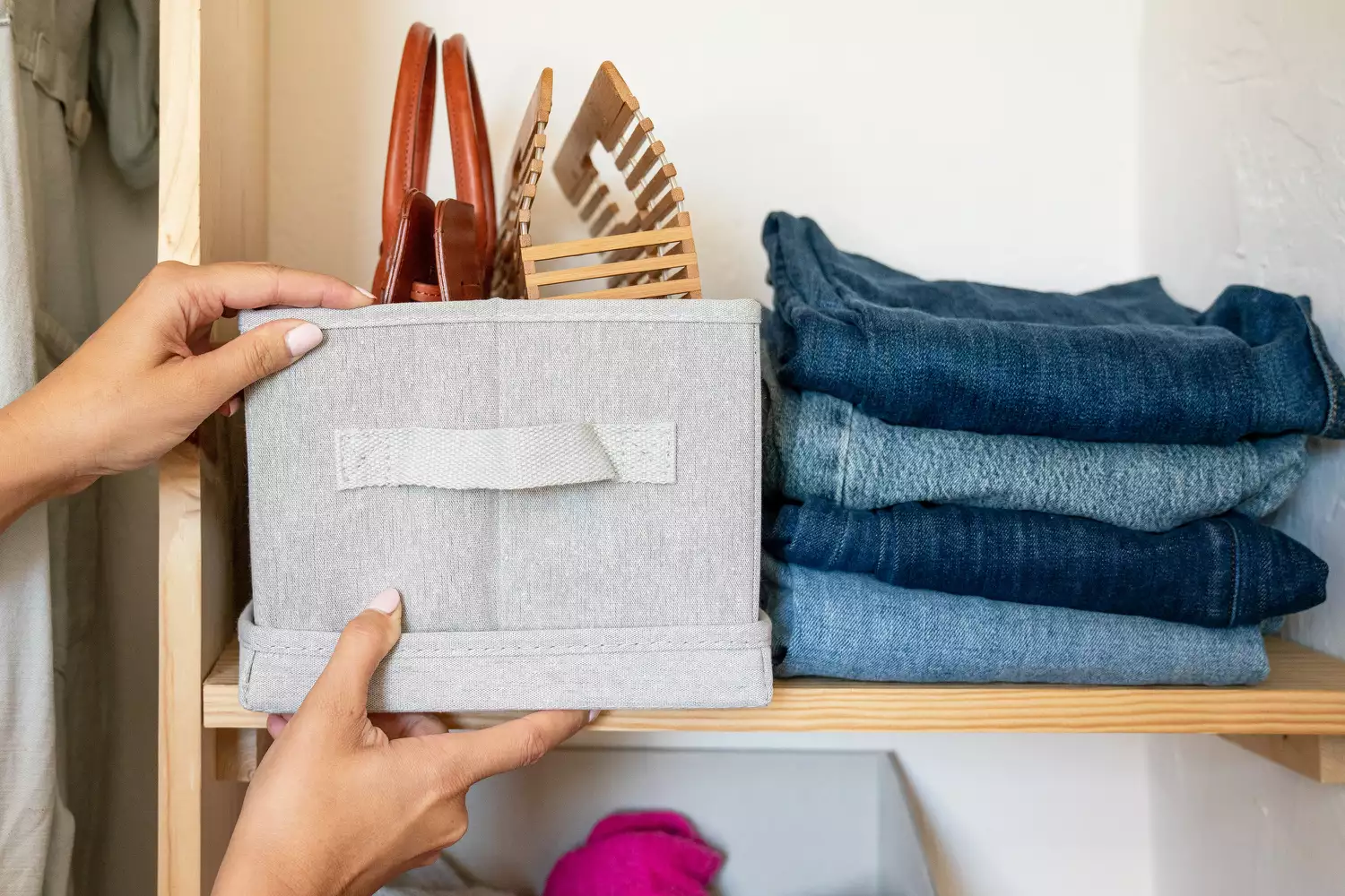 25 giai phap thay the tu quan ao cho phong ngu gon ep SMLIFE 2 Image