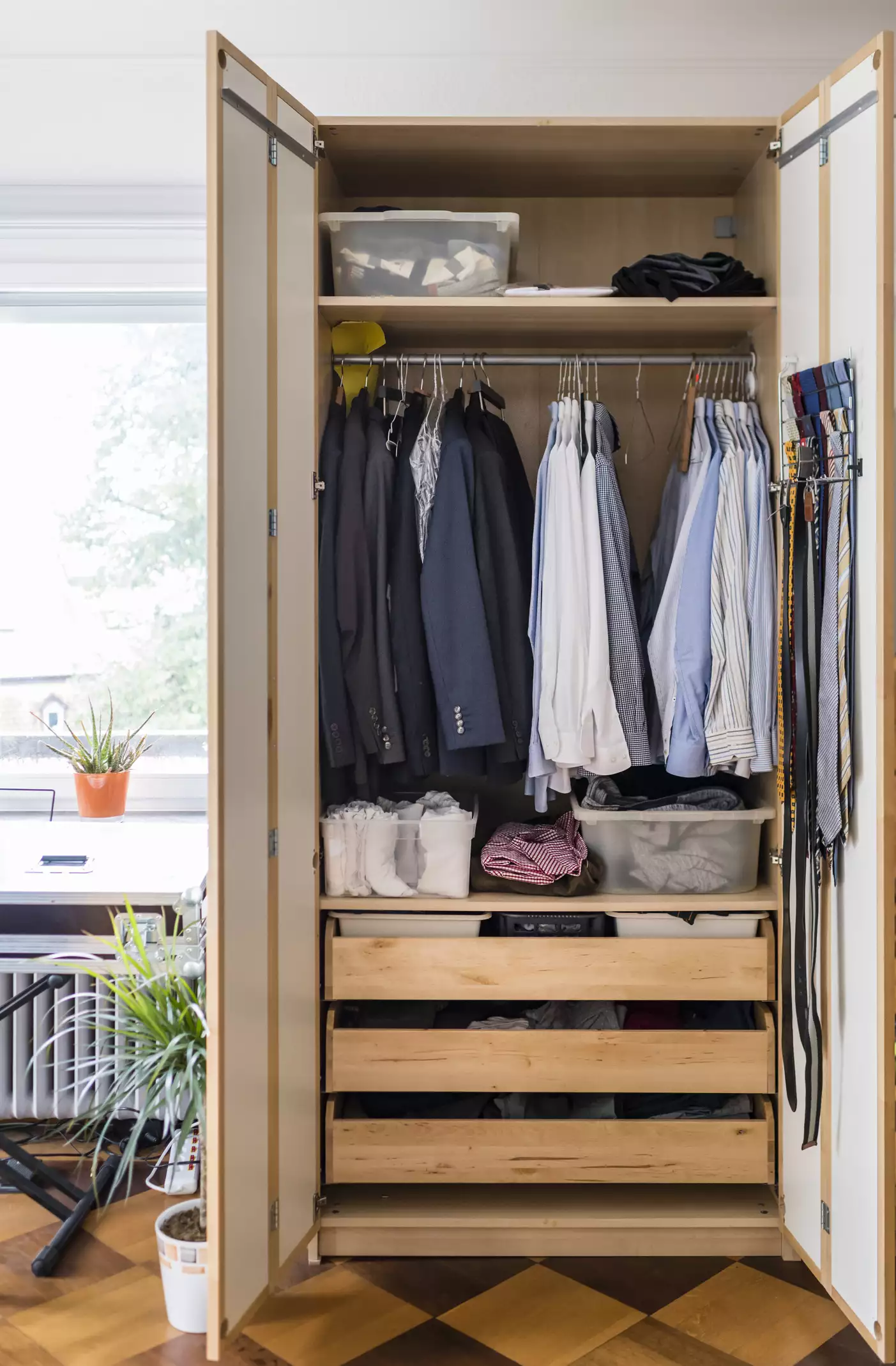 25 giai phap thay the tu quan ao cho phong ngu gon ep SMLIFE 4 Image