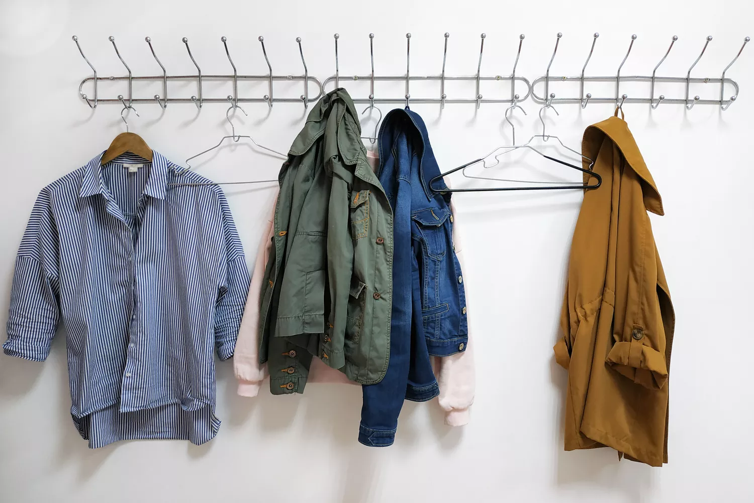 25 giai phap thay the tu quan ao cho phong ngu gon ep SMLIFE 9 Image