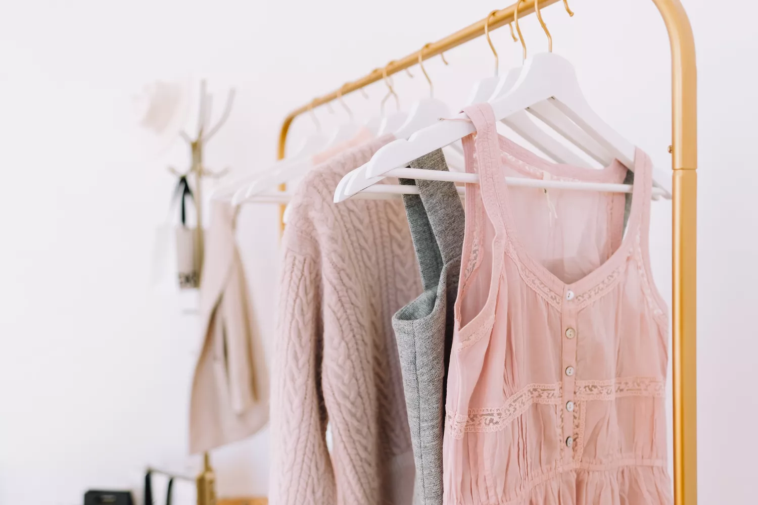 25 giai phap thay the tu quan ao cho phong ngu gon ep SMLIFE Image